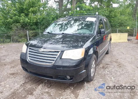 2010 Chrysler Town & Country Touring z USA, uszkodzony, nr VIN 2A4RR5D15AR305122